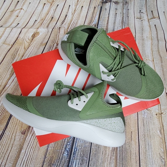 Nike Lunarcharge Essential athletic shoes New - Picture 4 of 9